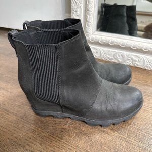 Sorel wedge boots size 9